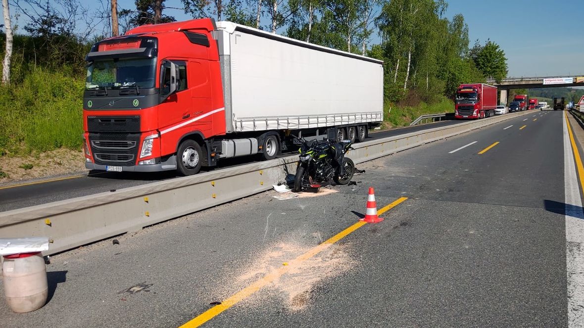 Motorkář zemřel po srážce s kamionem